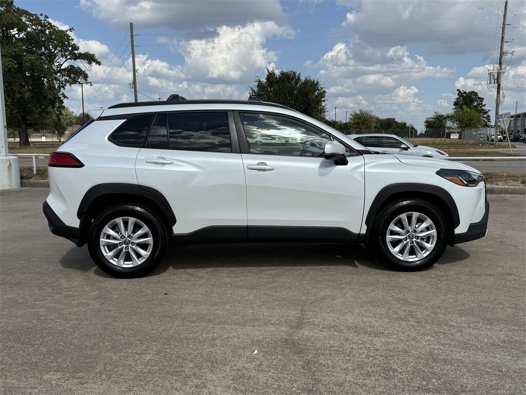 2024 Toyota Corolla Cross LE photo 2