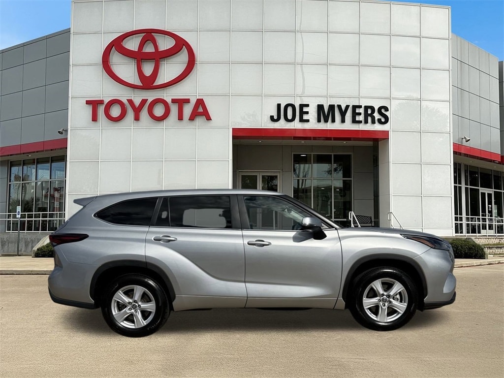 New 2025 Toyota Highlander LE SUV