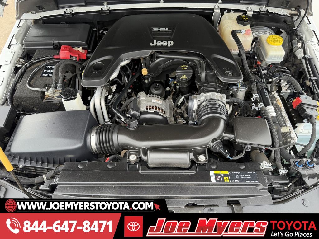 Used 2018 Bright White Clearcoat Jeep Unlimited Sahara image 29