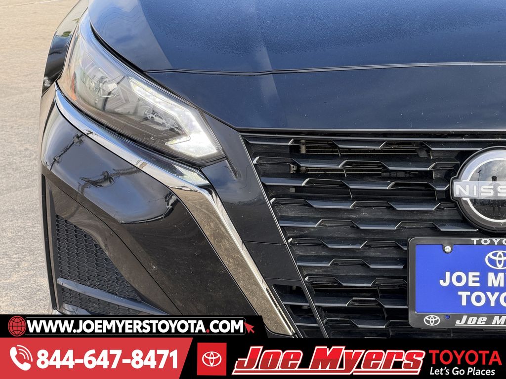 Used 2025 Super Black Clearcoat Nissan 2.5 SR image 5