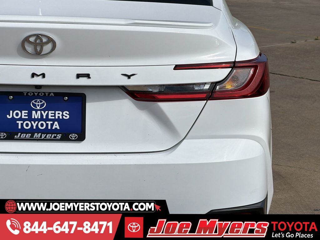 Used 2025 Ice Toyota SE image 9