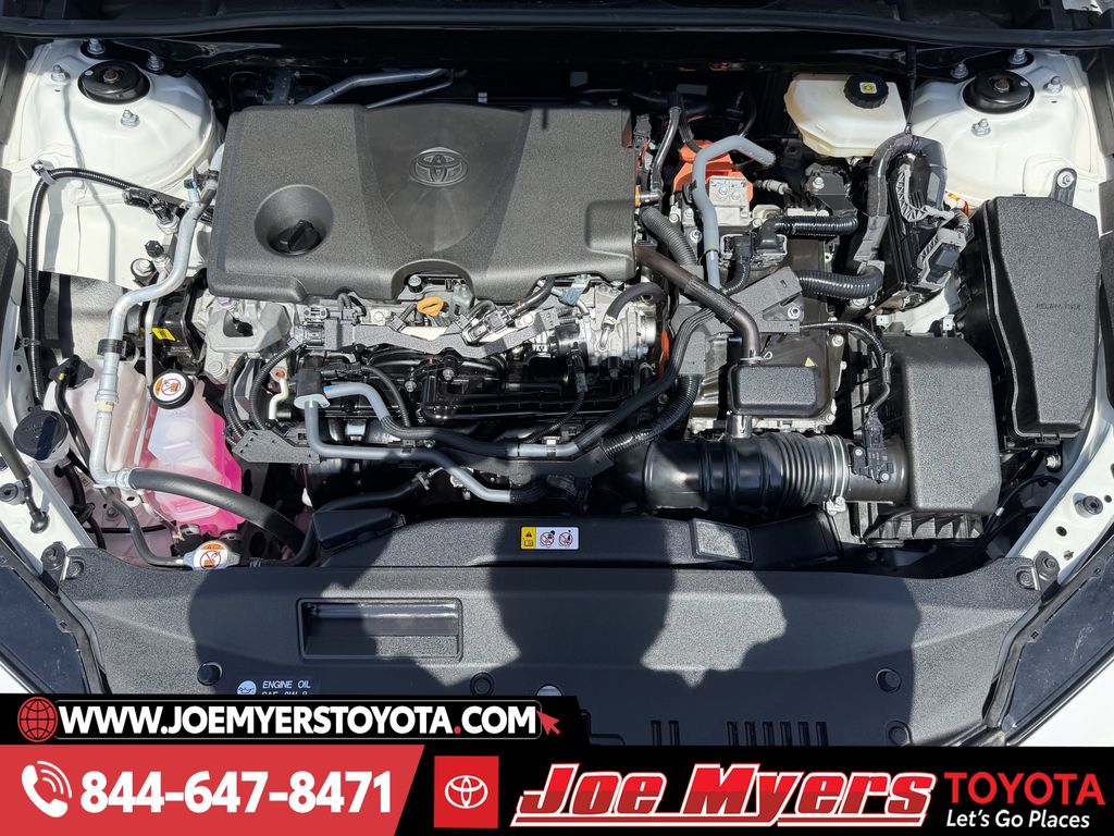 Used 2025 Ice Cap Toyota LE image 30