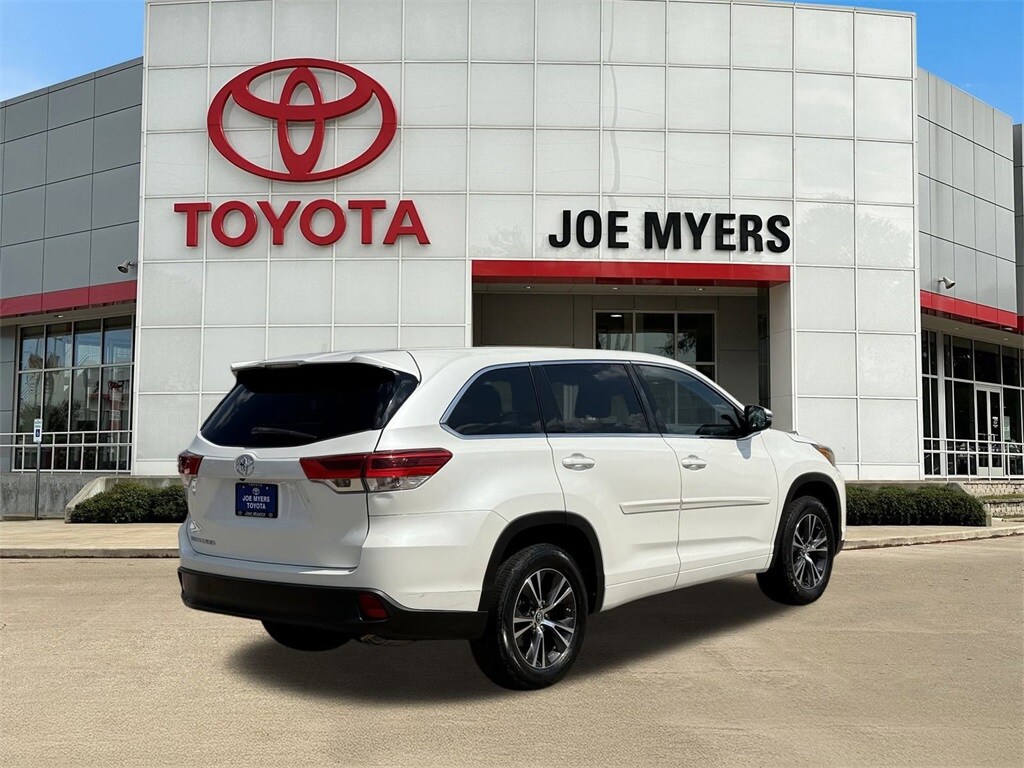 2018 Toyota Highlander LE photo 2