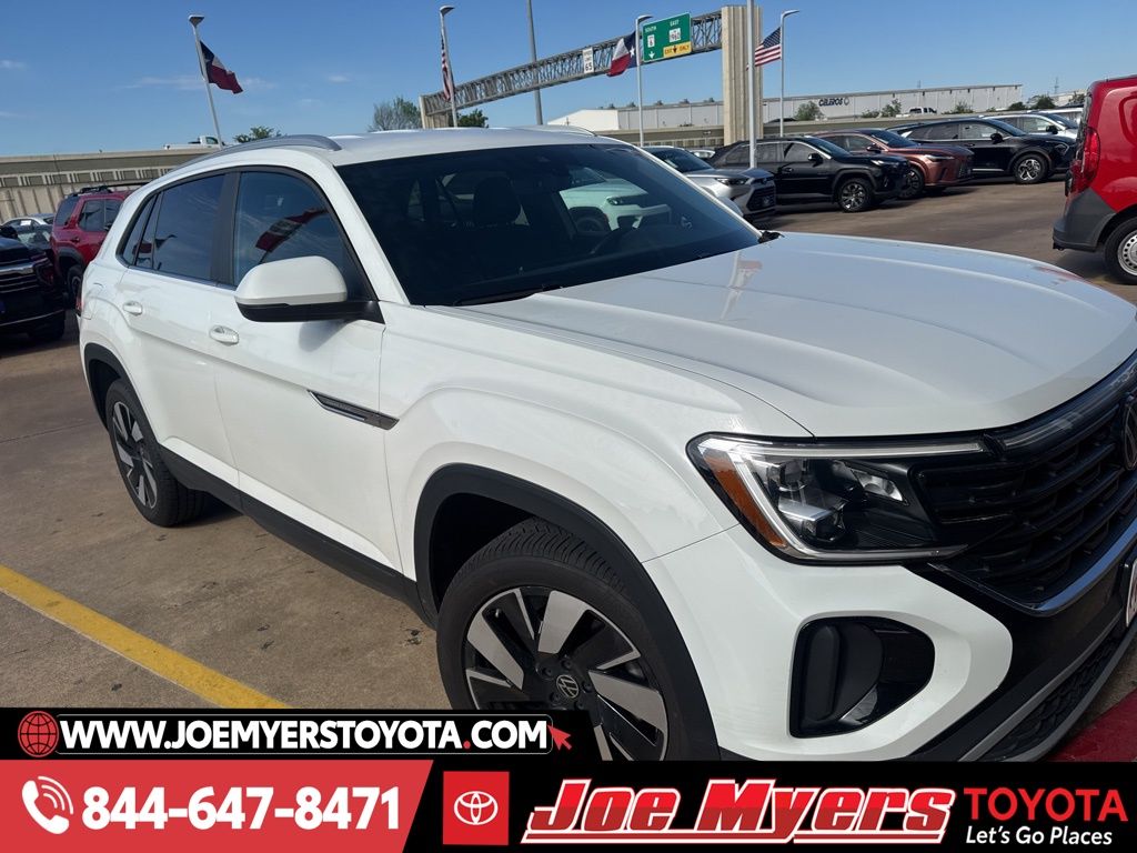 Used 2025 White Volkswagen 2.0T SE w/Technology image 6