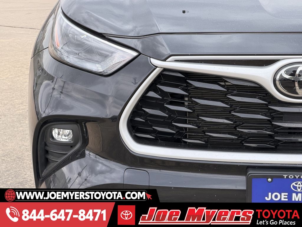 Used 2025 Midnight Black Metallic Toyota LE image 5