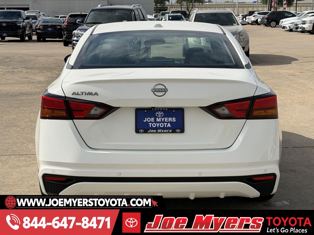 Used 2025 Glacier White Nissan 2.5 SV image 8