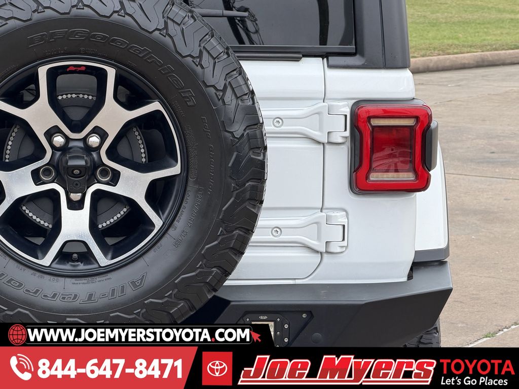 Used 2018 Bright White Clearcoat Jeep Unlimited Sahara image 9