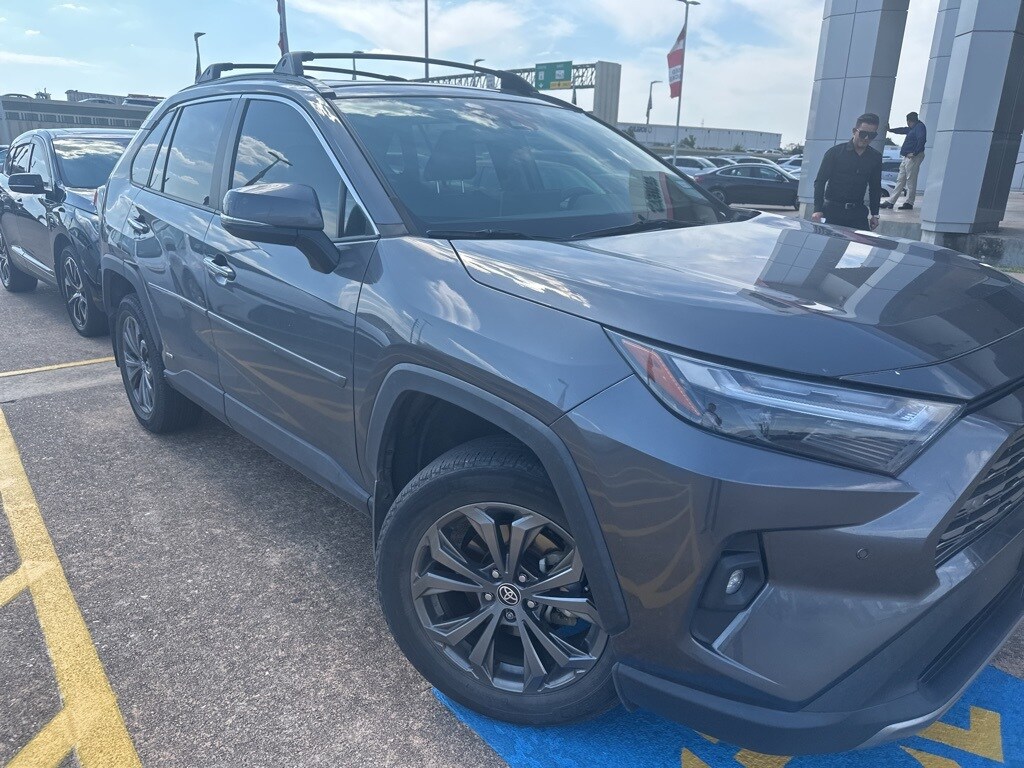 2022 Toyota RAV4 Hybrid Limited photo 3