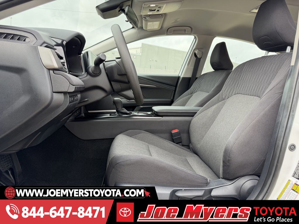 Used 2025 Ice Cap Toyota LE image 27