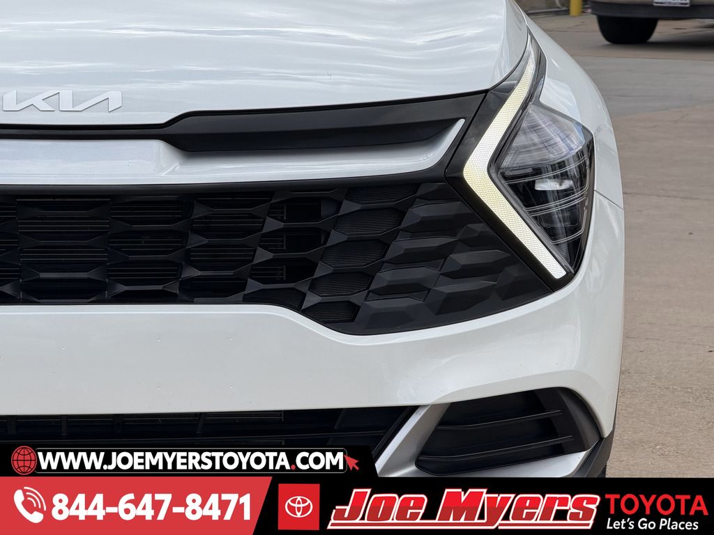 Used 2025 Snow White Pearl Kia LX image 4
