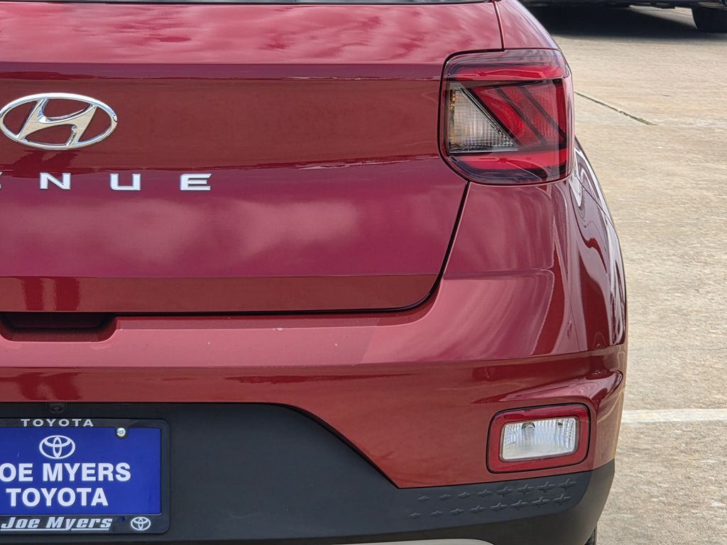 Used 2025 Ultimate Red Hyundai SE image 9