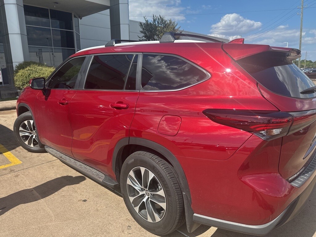 2024 Toyota Highlander LE photo 2