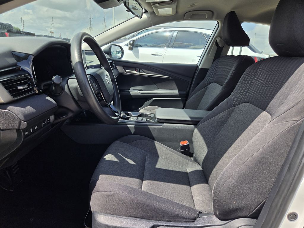 Used 2025 Ice Toyota LE image 27