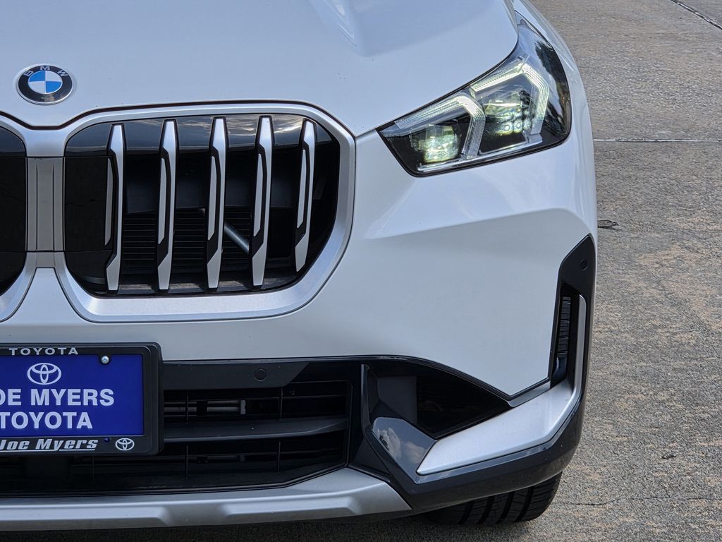 Used 2025 Mineral White Metallic BMW xDrive28i image 4