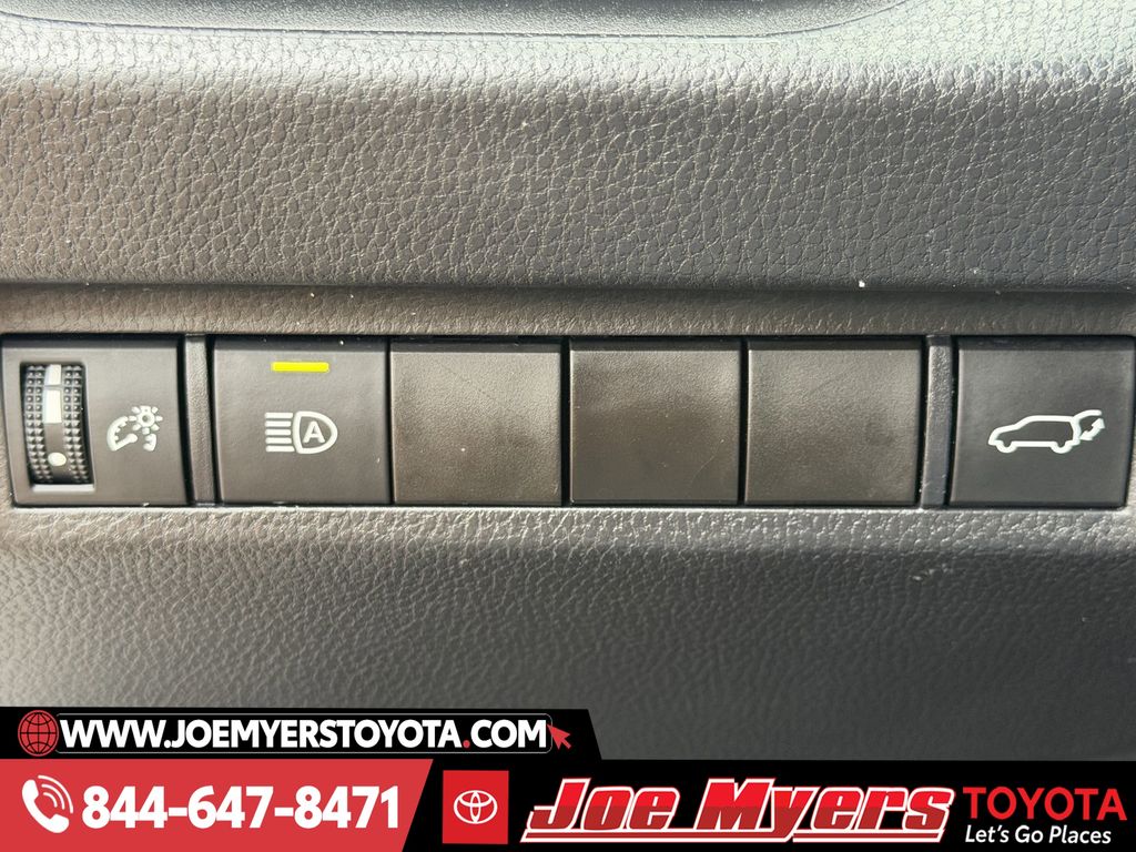 Used 2022 Silver Sky Metallic Toyota XLE Premium image 25