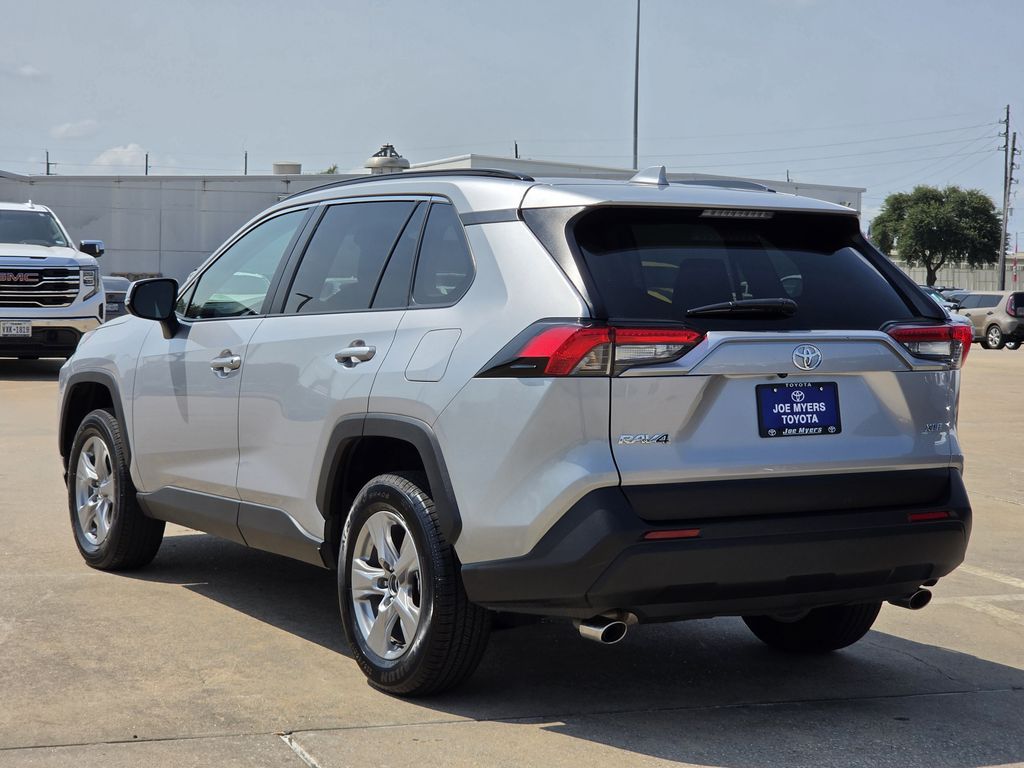 Used 2025 Silver Sky Metallic Toyota XLE image 7