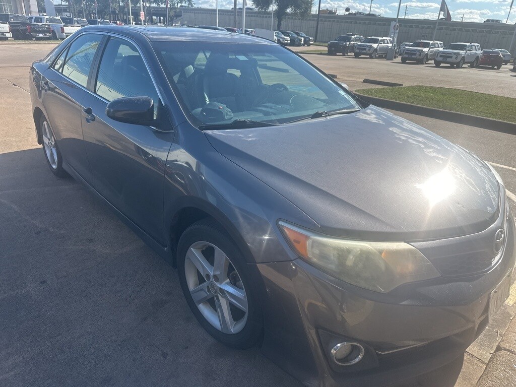 Used 2014 Toyota Camry SE Sedan