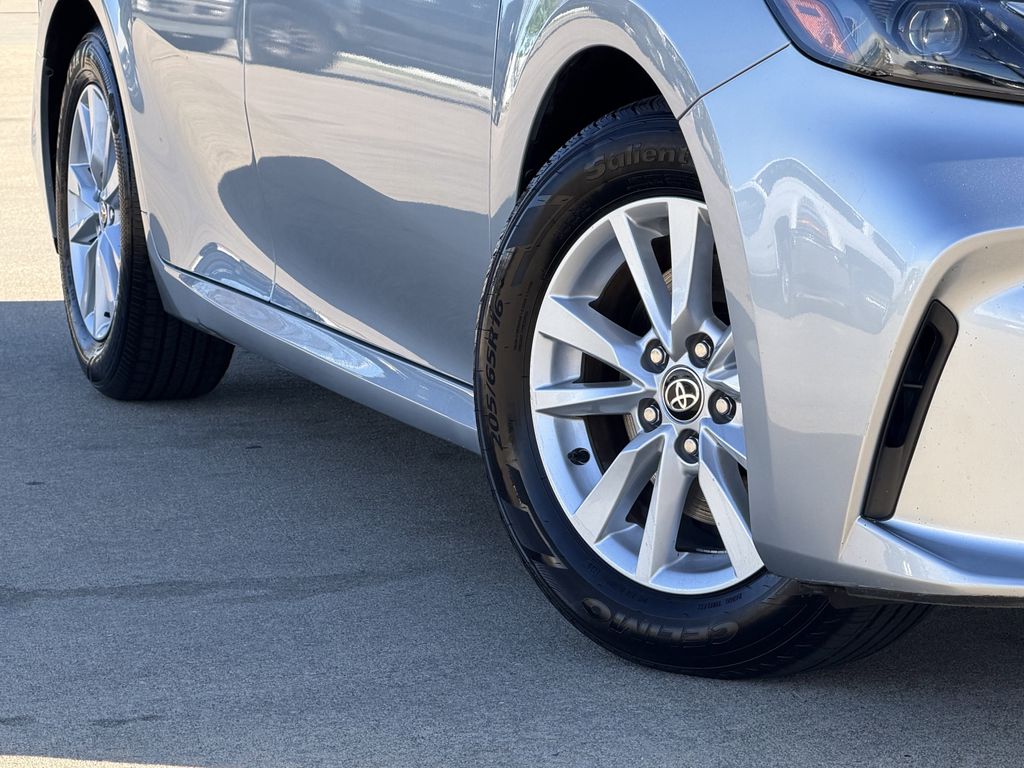 2025 Toyota Camry LE - Photo 12