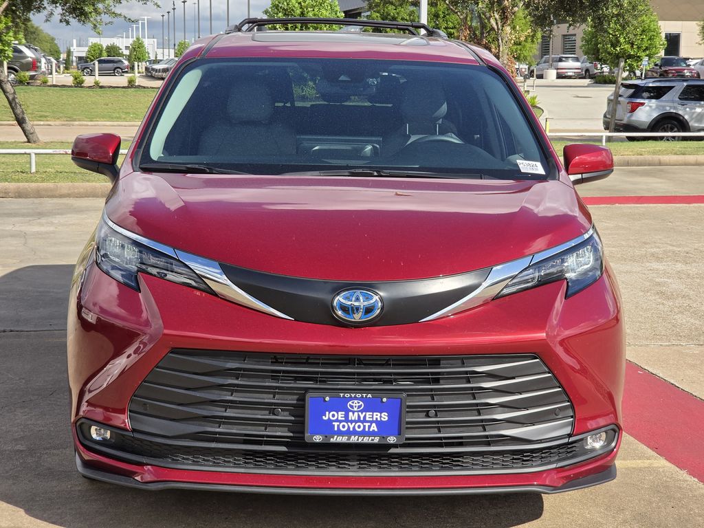 Used 2025 Pearl Toyota XLE image 3