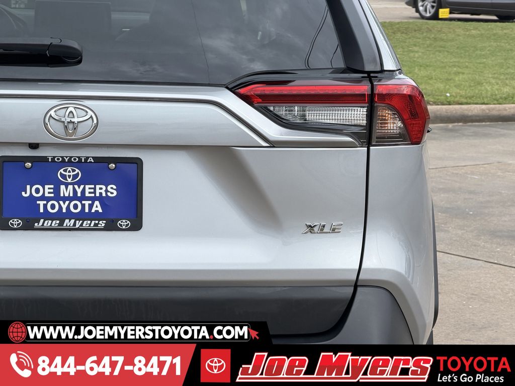 Used 2022 Silver Sky Metallic Toyota XLE Premium image 9