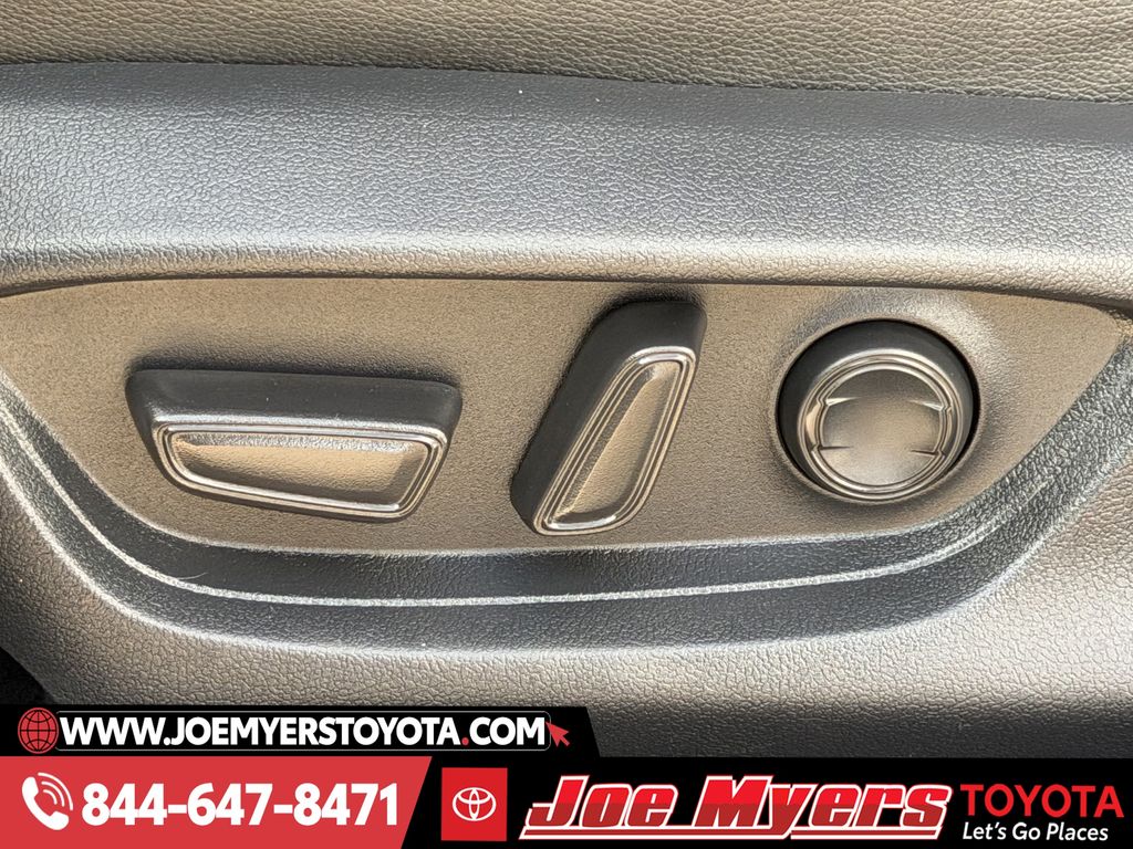 Used 2025 Ice Cap Toyota SE image 28