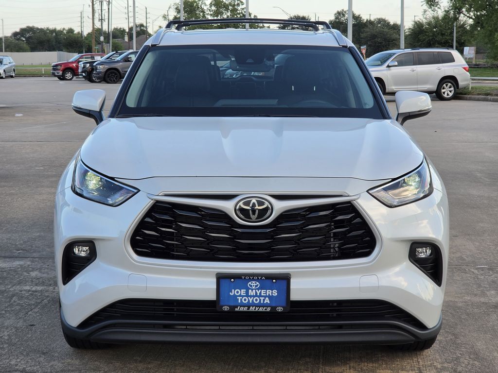 Used 2026 Pearl Toyota XLE image 3
