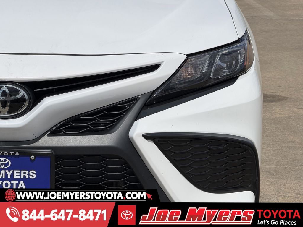 Used 2023 Ice Cap Toyota SE image 4