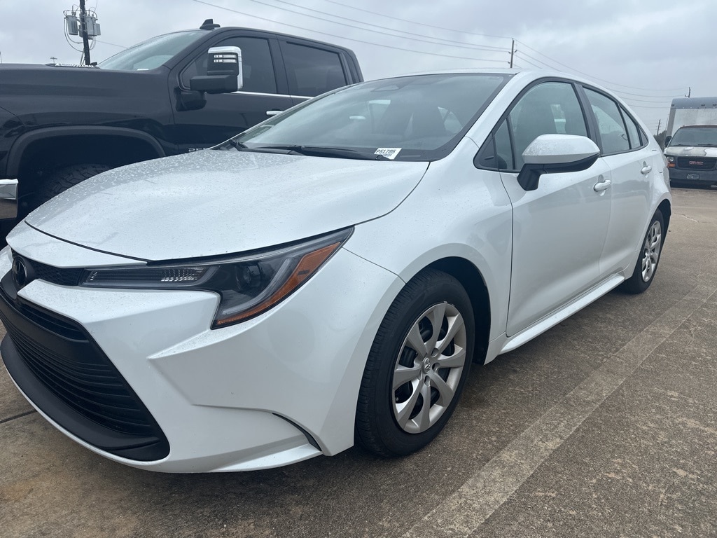 2025 Toyota Corolla LE's photo