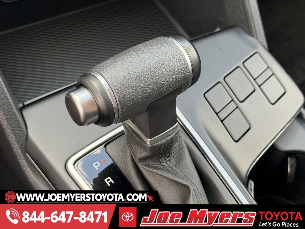 Used 2025 Snow White Pearl Kia LX image 21