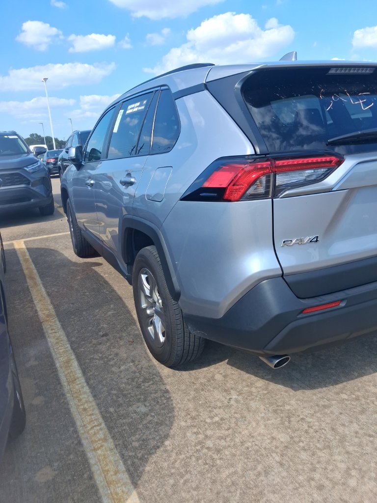 Used 2025 Silver Sky Metallic Toyota XLE image 4