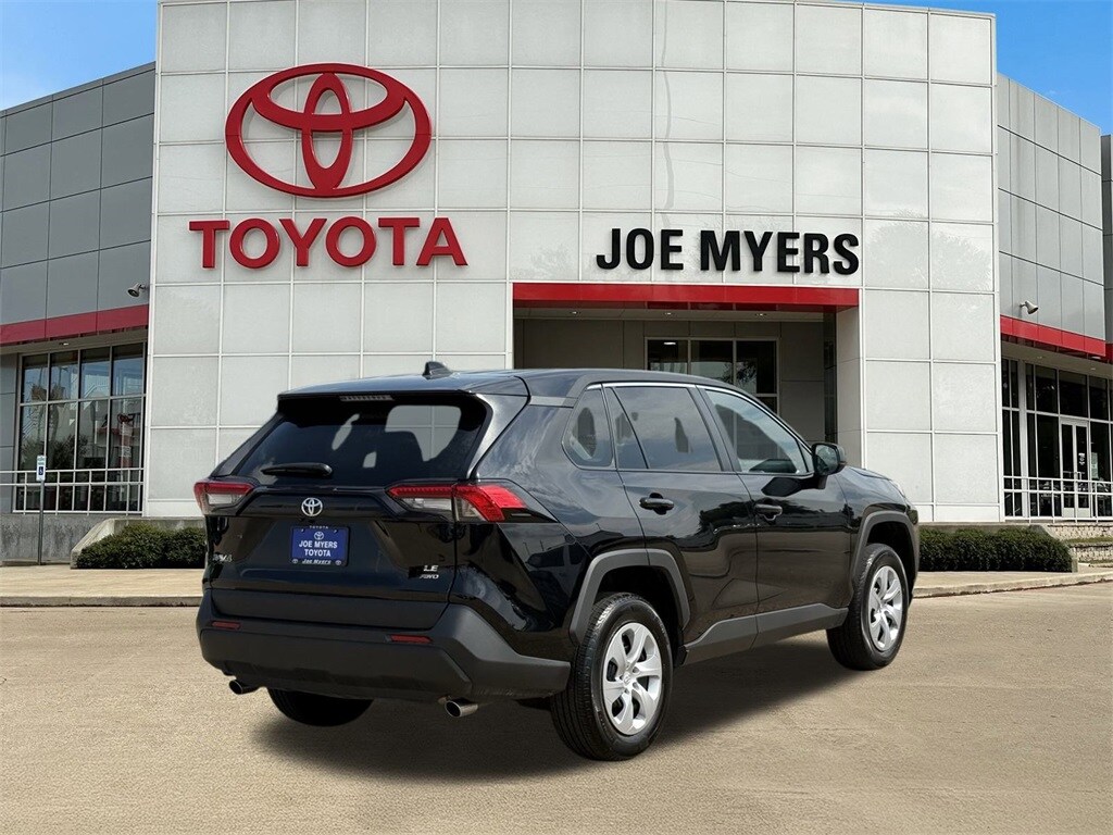 2024 Toyota RAV4 LE photo 4