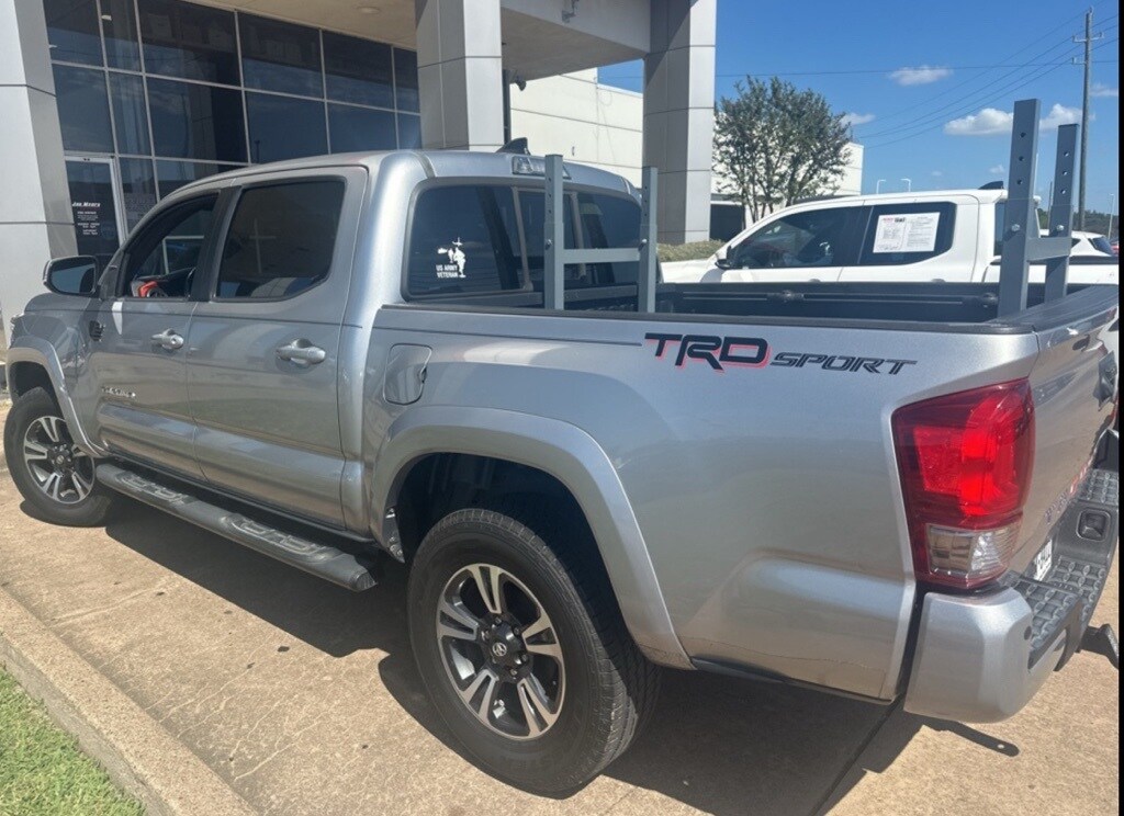 2016 Toyota Tacoma TRD Sport photo 2