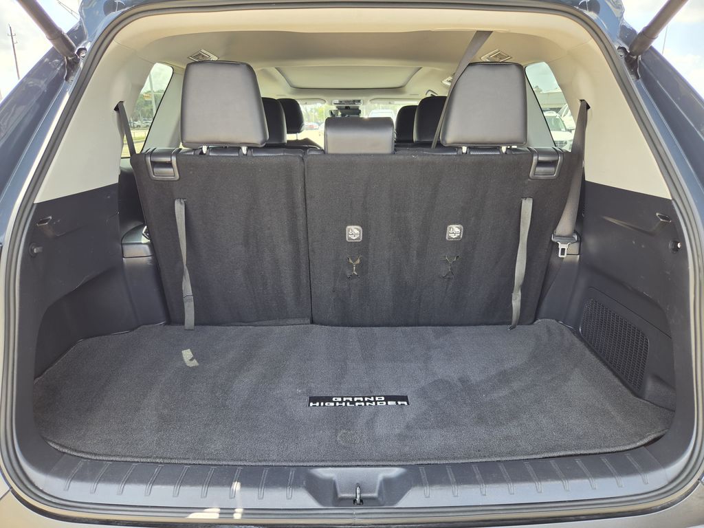 Used 2025 Cloud Toyota XLE image 31