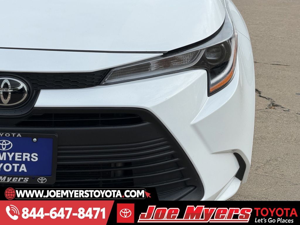 Used 2025 Ice Cap Toyota LE image 4