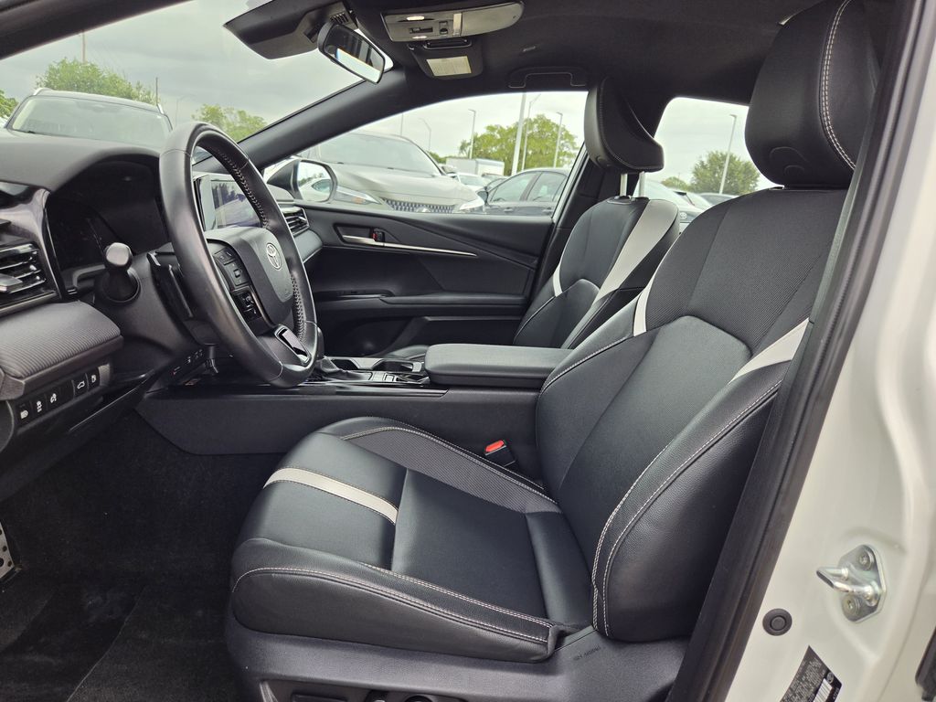 Used 2025 Ice Toyota SE image 27