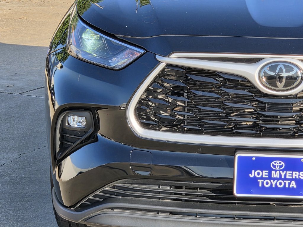 Used 2025 Midnight Black Metallic Toyota LE image 5