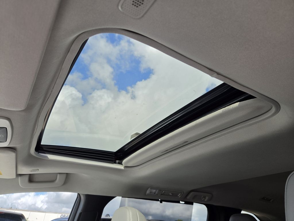 Used 2025 Pearl Toyota XLE image 31