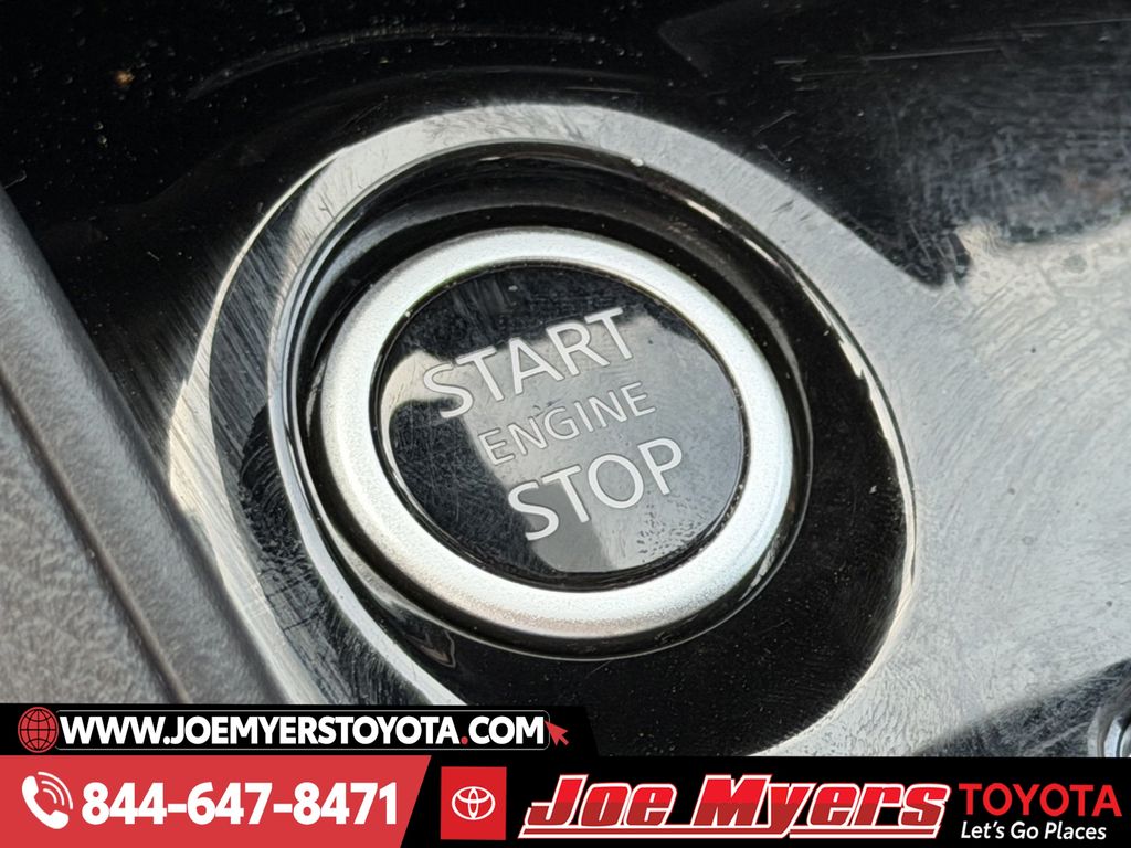 Used 2025 Brilliant Silver Metallic Nissan 1.6 SV image 21