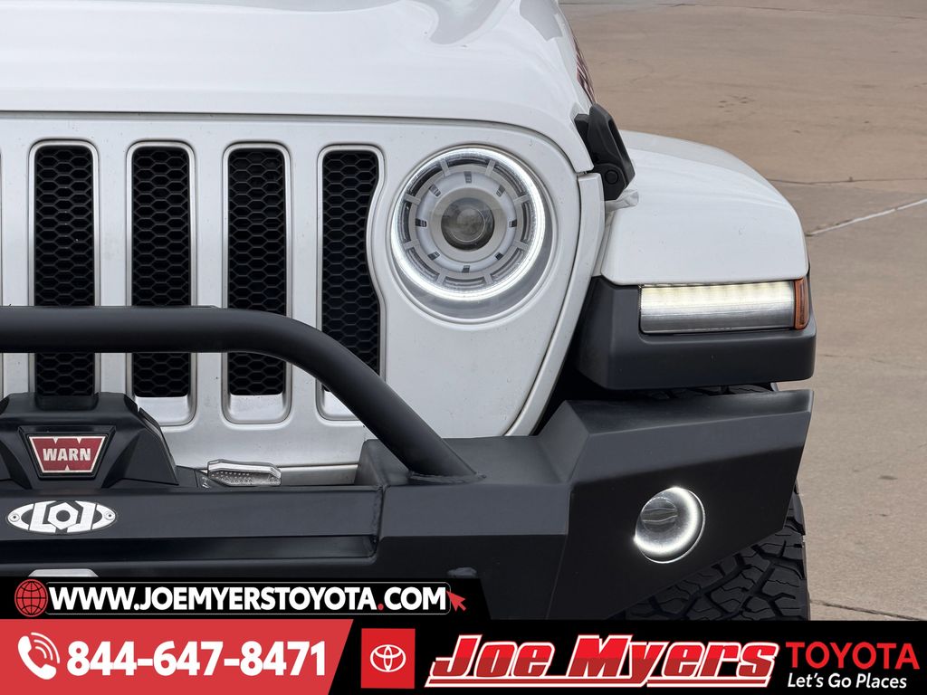 Used 2018 Bright White Clearcoat Jeep Unlimited Sahara image 4