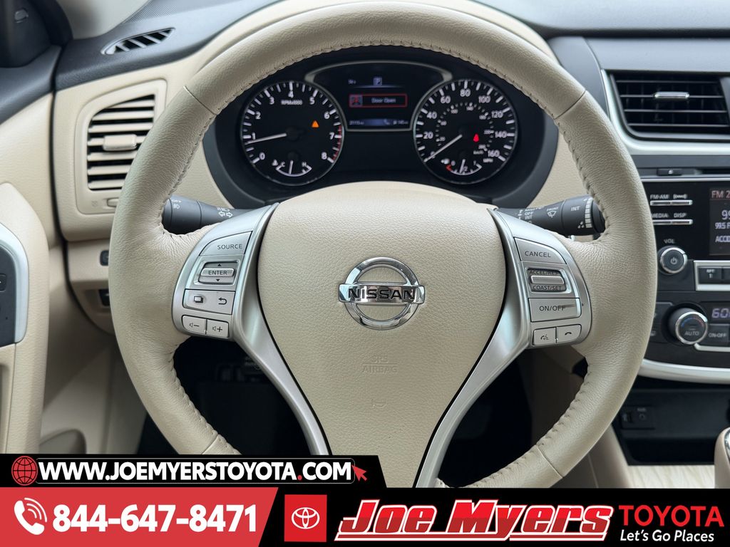 Used 2016 Cayenne Red Nissan 2.5 SL image 15