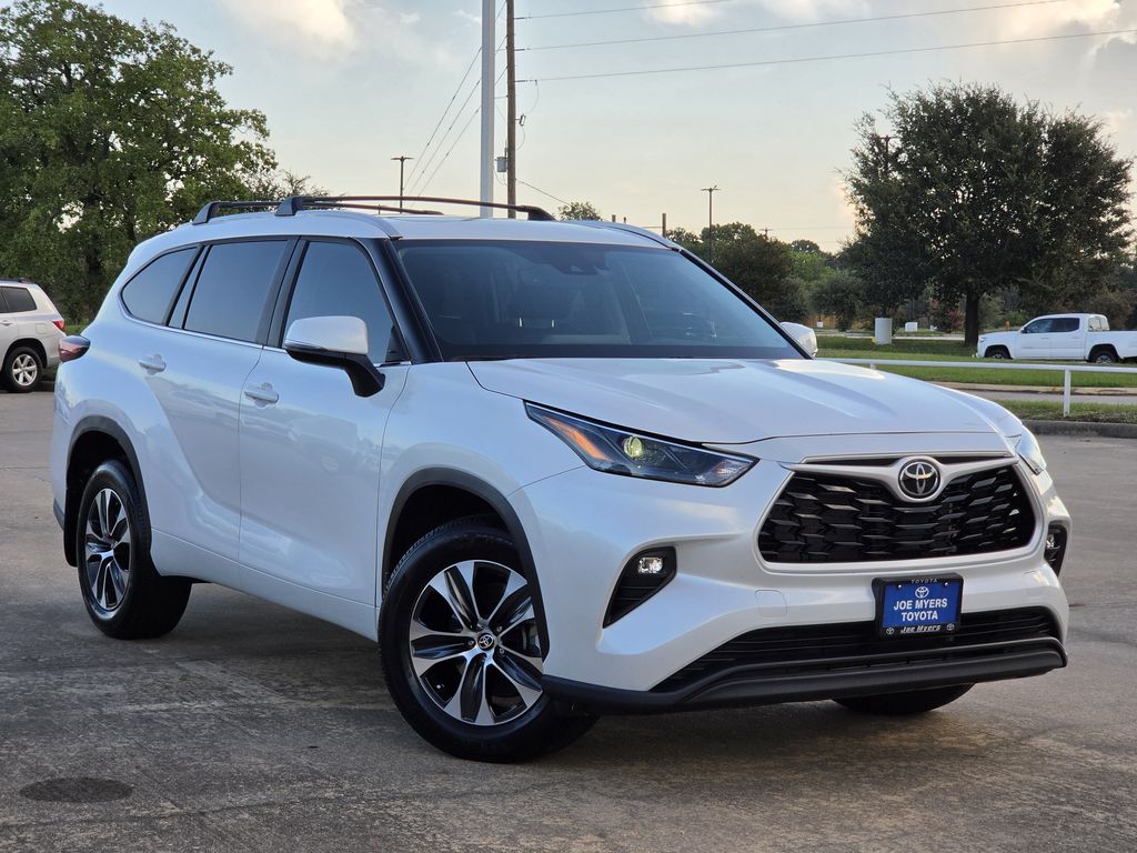 Used 2026 Pearl Toyota XLE image 2