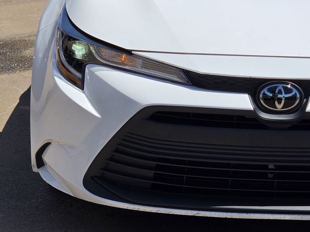 Used 2025 Ice Toyota LE image 5