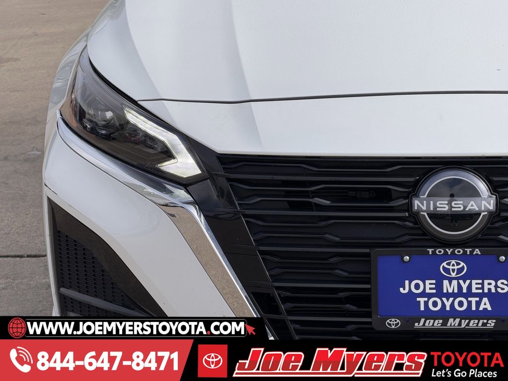 Used 2025 Glacier White Nissan 2.5 SV image 5