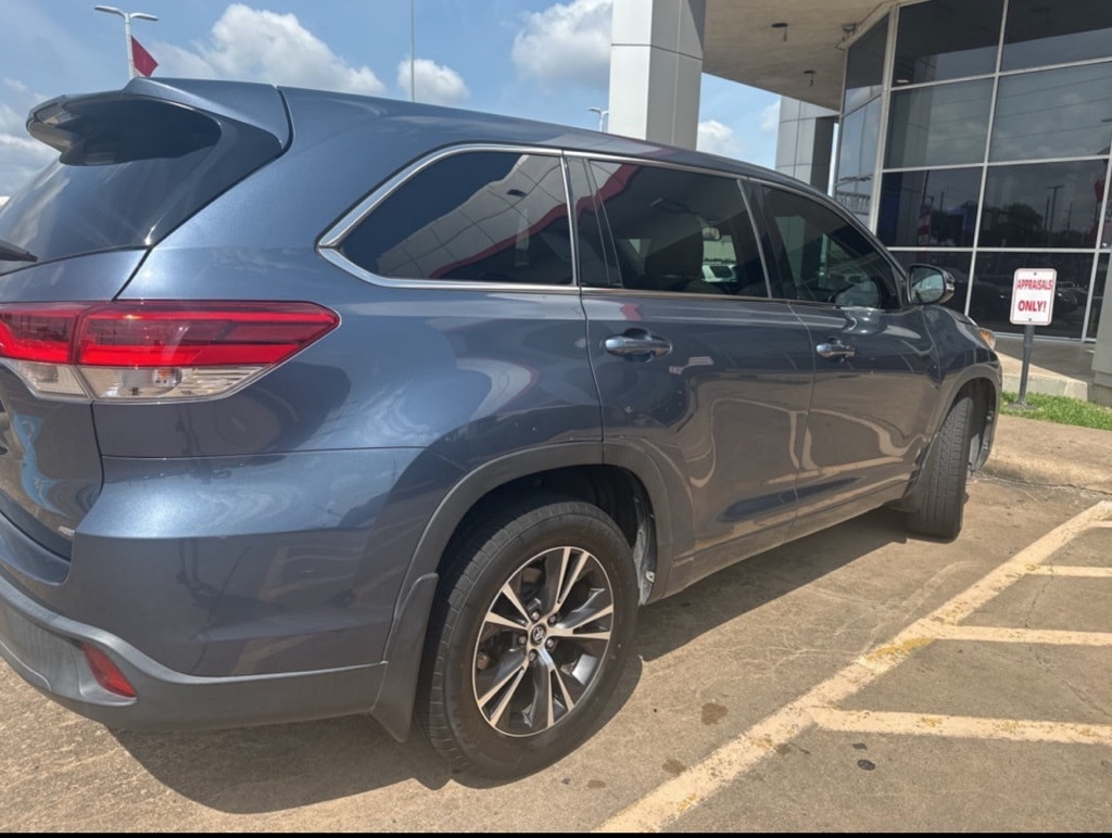 Used 2018 Toyota Highlander LE with VIN 5TDBZRFH3JS814772 for sale in Houston, TX