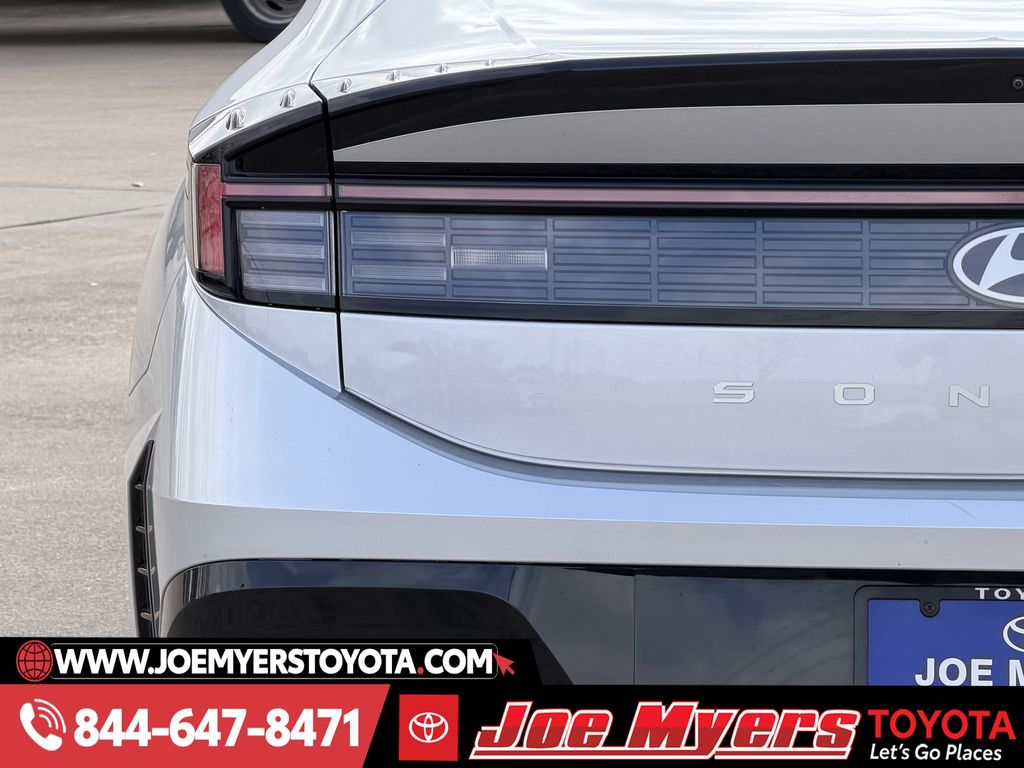 Used 2025 Aero Silver Hyundai SEL image 10