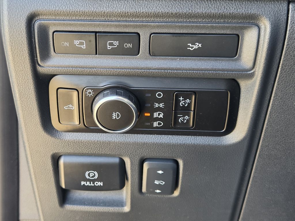 Used 2023 Iconic Silver Metallic Ford XLT image 24
