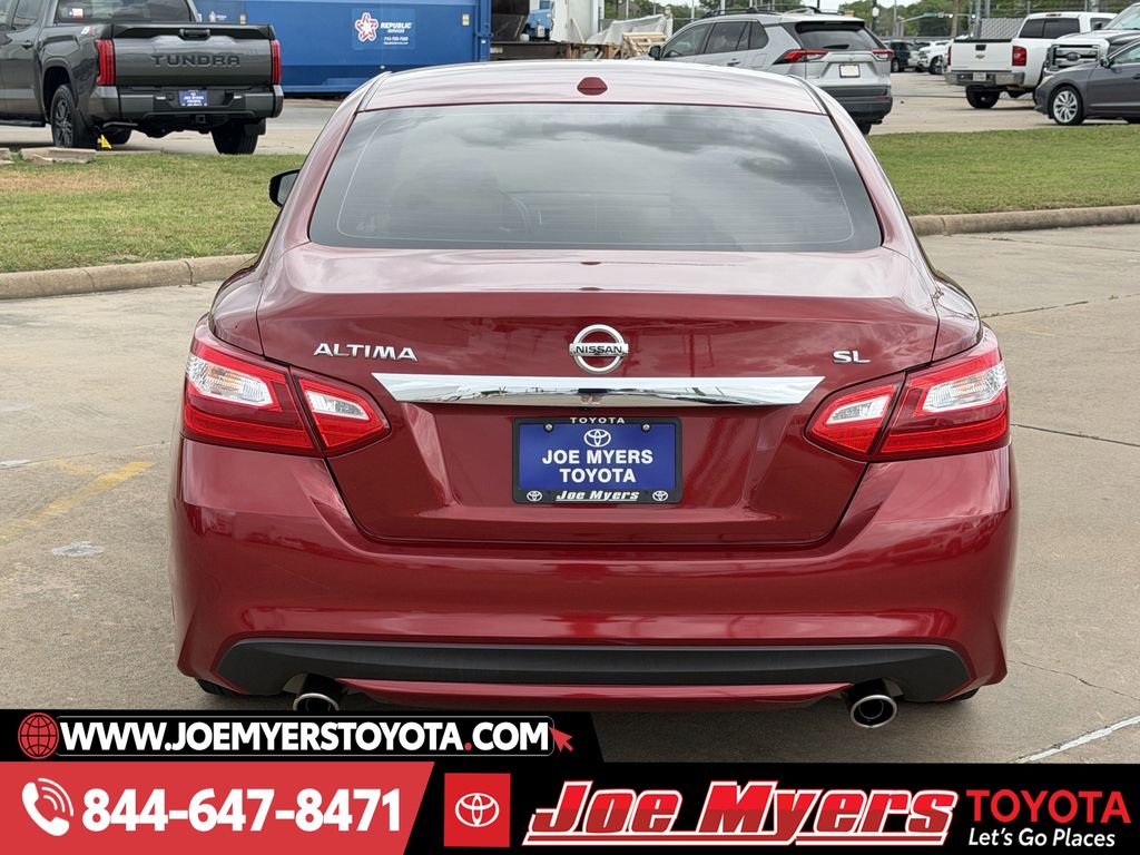 Used 2016 Cayenne Red Nissan 2.5 SL image 8