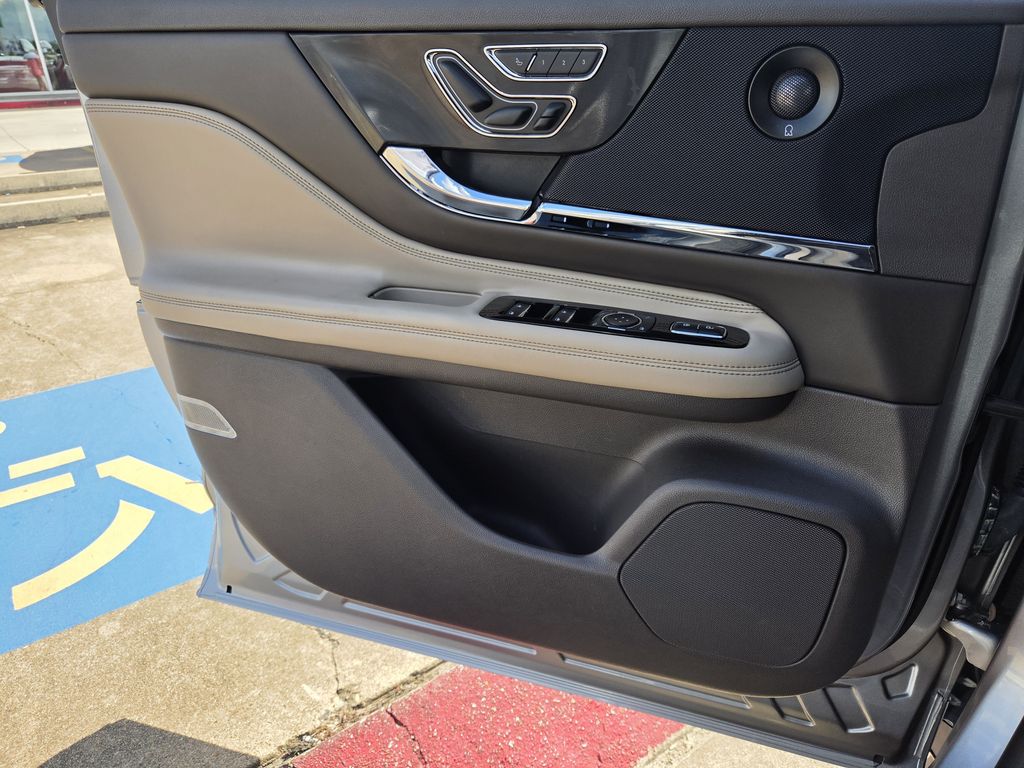Used 2022 Radiance Metallic Lincoln Grand Touring image 25