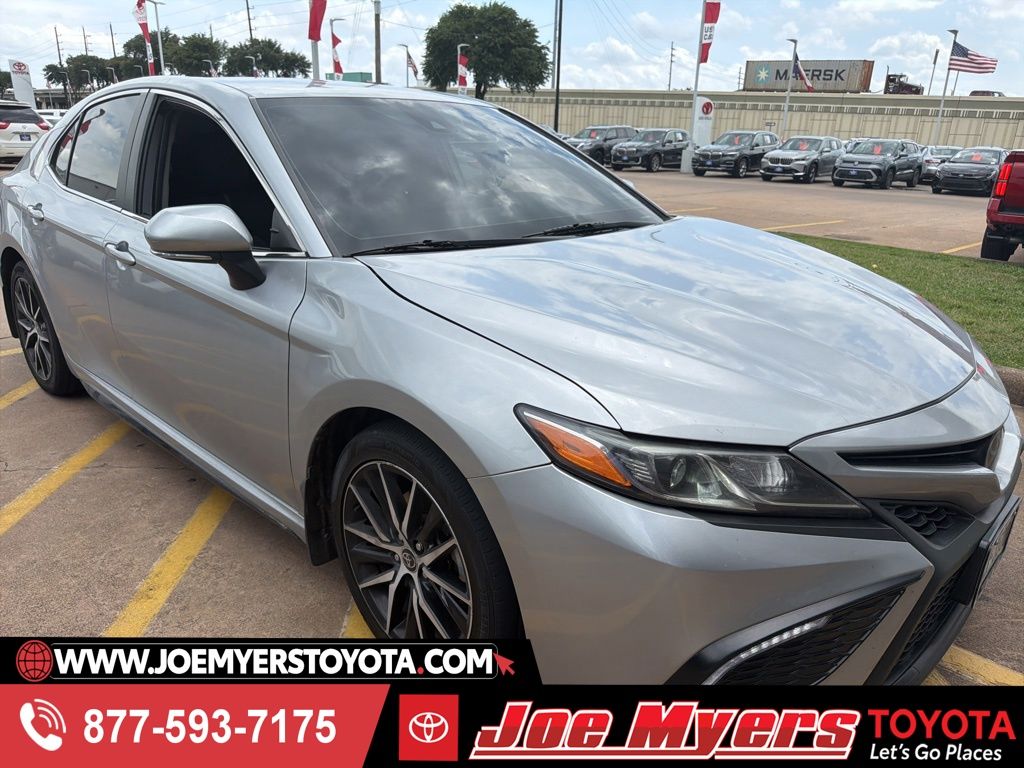 2023 Toyota Camry SE's photo