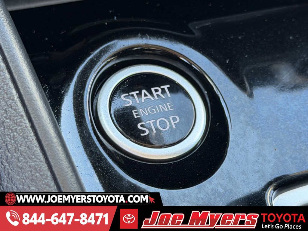 Used 2025 Gun Metallic Nissan 1.6 SV image 21